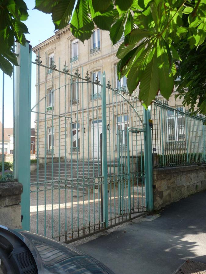Studio Dans Charmante Batisse De Maitre Compiegnoise Compiegne Exterior photo